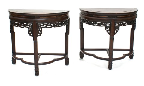 A pair of halv oval consoles. Manufactured in 
China, around 1900.