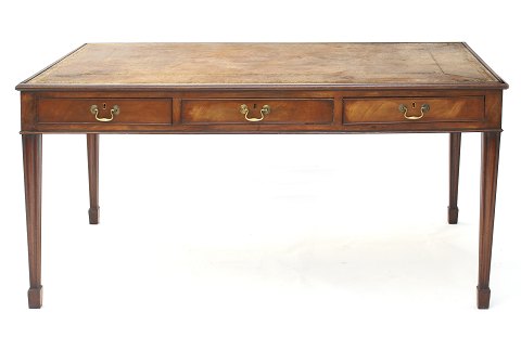 Big english desk. Desk plate coated in leather. 
Three drawers on both sides. England, around 1880.