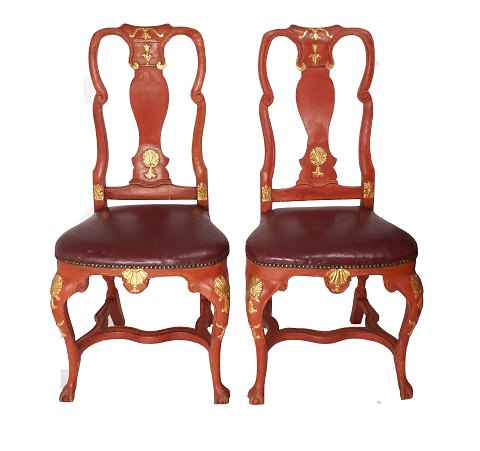 Ein Paar rote Stühle mit Vergoldungen