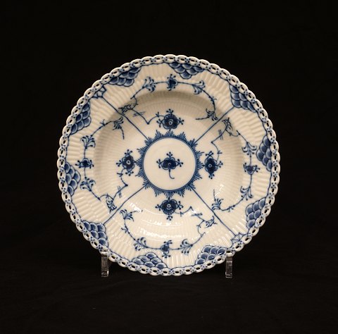 Royal Copenhagen blue fluted full lace plate. D: 
22,5cm