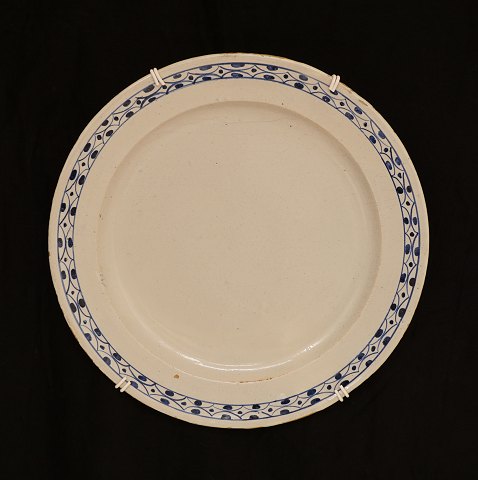 Blaudekorierte Platte aus Fayence. Manufaktur 
Antvorskov um 1812-15. D: 32cm