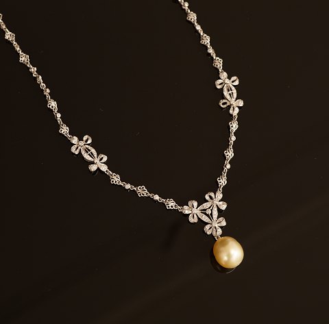 Halskette in 18kt Weissgold mit zahlreichen 
Diamanten und einer Perle. L: 42cm