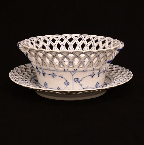 Royal Copenhagen: Blue fluted full lace fruit bowl 
with plate. #1050&1099. Bowl: H: 8,1cm. D: 20cm. 
Plate: 23cm