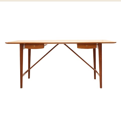 Hvidt & Mølgaard: Schreibtisch mit zwei 
Schubladen, Teak. Modell 310. H: 73cm. Platte: 
80x170cm