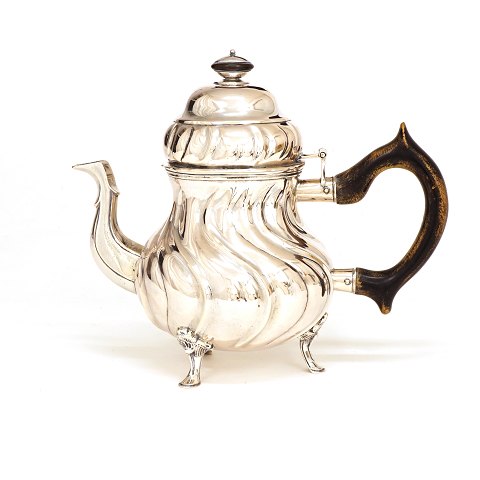 A small tea pot, silver. Martin Hinrich Petersen, 
Haderslev, Denmark, circa 1790. H: 17cm. W: 433gr
