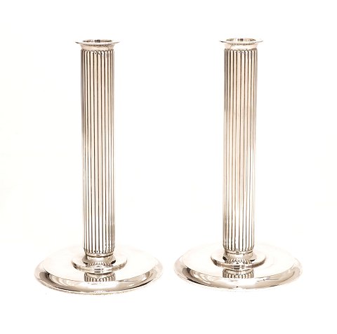 Siegvard Bernadotte for Georg Jensen: A pair of 
candlesticks, sterlingsilver. #855B. H: 18cm. W: 
645gr