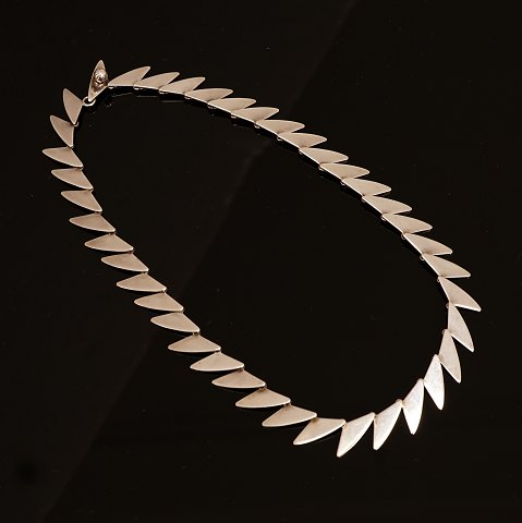 Bent Knudsen, Dänemark: Halskette, Sterlingsilber. 
L: 39cm. G: 32gr