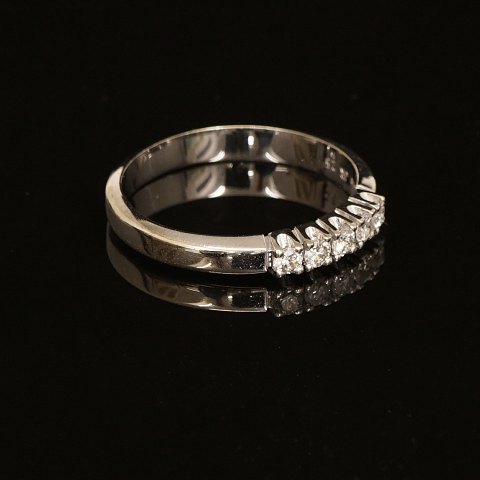 Jørgen Rasmussen, Copenhagen: Ring with five 
diamonds, 14ct white gold. Ringsize: 56-57