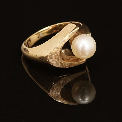 Ole Lynggard, Denmark: Ring with pearl. 14ct Gold. 
Ringsize: 55