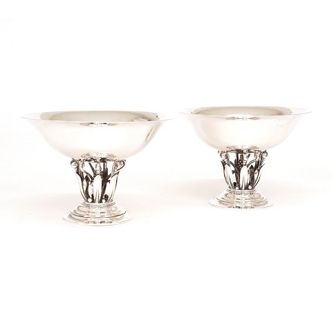 Johan Rohde for Georg Jensen: A pair of silver 
bowls. Signed and dated 1919. #242. H: 12,6cm. D: 
18,2cm. W: 876gr (both)