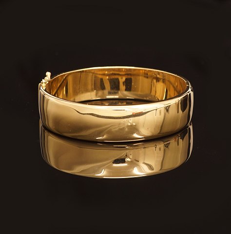 Bangle in 18kt gold. Size: 6,4x6cm