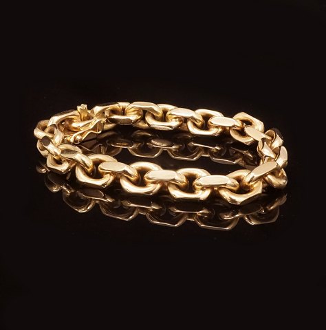 P. C. Enevoldsen, Copenhagen: A 14ct gold anchor 
bracelet. L: 19cm. W: 56,3gr