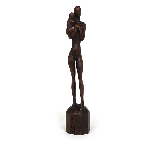 Grosse Otto P.-Figur aus Holz: Mutter mit Kind. 
Signiert. H: 56cm