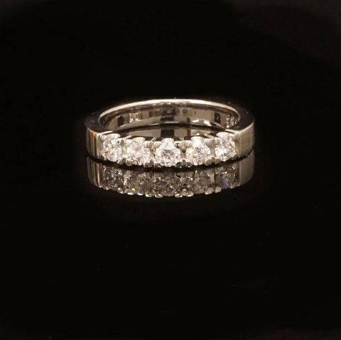 A 14kt of whitegold ring with five 0,1ct labgrown 
diamonds. Ringsize 54-55