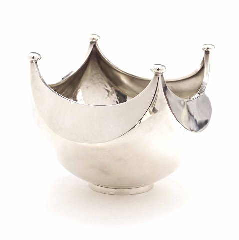 Hans Hansen, Denmark: A small sterlingsilver bowl. 
Dated 1987. 1/100. H: 8,3cm. W: 196gr