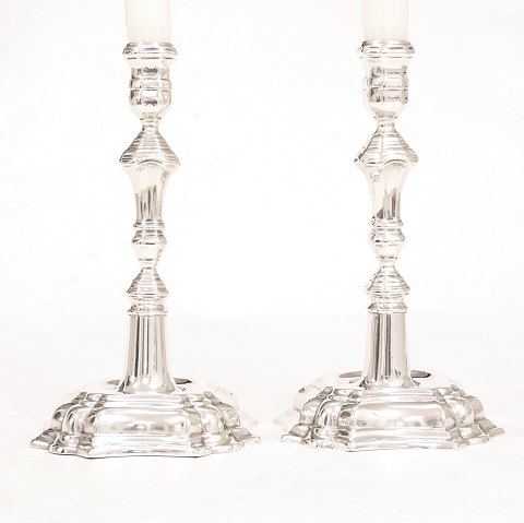 Jens Christensen, Copenhagen, 1734-62: A pair of 
mid 18th century baroque silver candlesticks. 
Dated 1740. H: 19,2cm. W: 593gr
