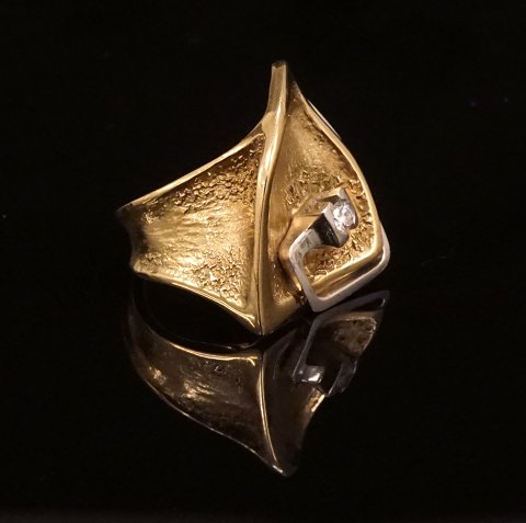 Ole Lynggaard, Denmark: A 14kt gold ring wiht a 
diamond. Ringsize: 52