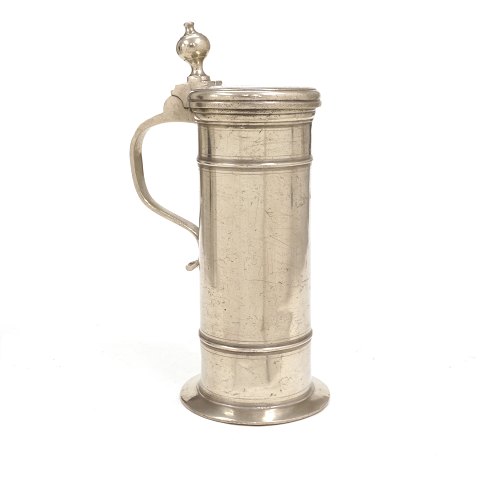 W. F. Jürgensen, Rendsburg Northgermany: A large 
pewter mug dated 1787
H: 32cm