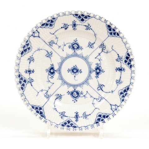 Royal Copenhagen: A set of 6 blue fluted full lace 
dishes. D: 23cm