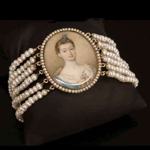 Perlenarmband mit Miniaturporträt und Schliesse 
aus Gold. Dänemark um 1830. L: 17cm. (Kann nach 
Bedarf verlängert werden). Porträt: 4,3x3,7cm