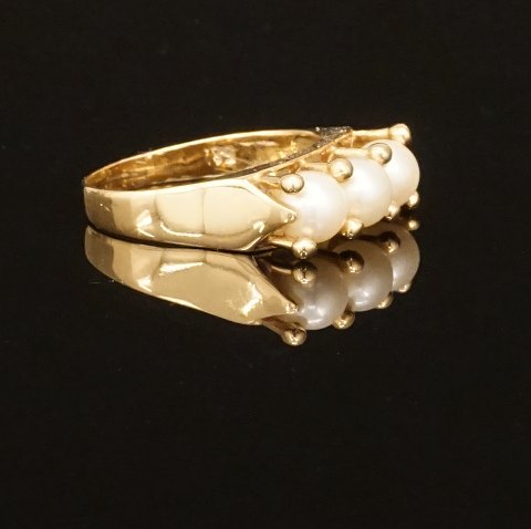 Verner Egon Klemensen, Denmark: A 14kt gold ring 
with three pearls. Ringsize: 56