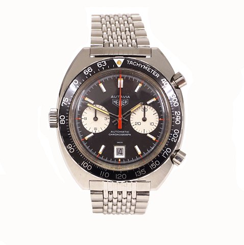 A Heuer Autavia ref. 1163, "Derek Bell" watch. 
With its original "beads-of-rice"-bracelet. Circa 
1970. D: 42mm
