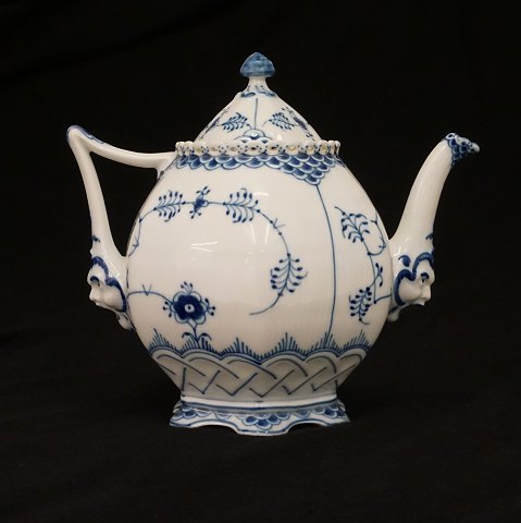 A Royal Copenhagen blue fluted full lace tea pot. 
#1119. H: 19cm