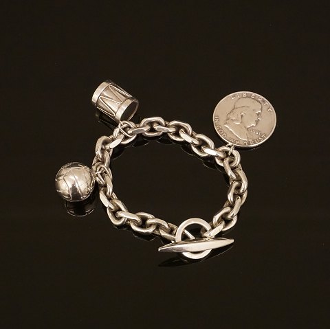 A sterlingsilver anchor bracelet with charms. L: 
21cm