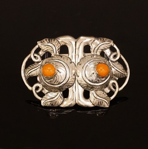 A Jugendstil clasp mounted with amber. Size: 9x6cm