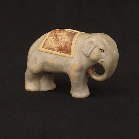 Sparbüchse in Form von einem Elefanten. Dänemark 
um 1900. L: 13,5cm