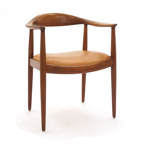 Hans J. Wegner, 1914-2007: The Chair, Teak. Sitz 
mit leicht patiniertem cognacfarbenen, hellen 
Leder