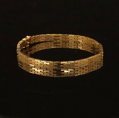 Svend Erik Robert Jarlhøj, Copenhagen: A 14kt Gold 
bracelet. L: 19cm. W: 5mm. W: 14,2gr