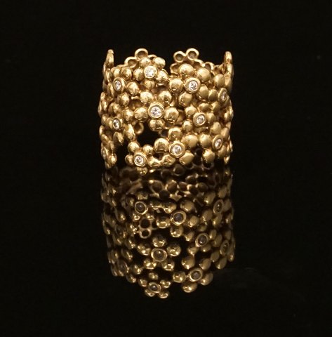 A 14kt gold ring with diamonds made by Ole 
Lynggaard, Denmark. Ringsize: 55