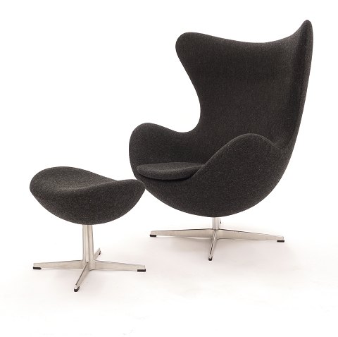 Arne Jacobsen Stuhl mit Schemel bezogen mit 
dunkelgrauer Wolle