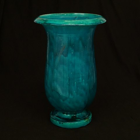 A very large Kähler signed vase. H: 47,5cm. D: 
32cm