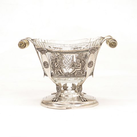 A mid 19th century silver sugarbowl made by 
Wolfgang Pedersen, Haderslev, Denmark, 1825-51. H: 
15,5cm. L: 21,5cm