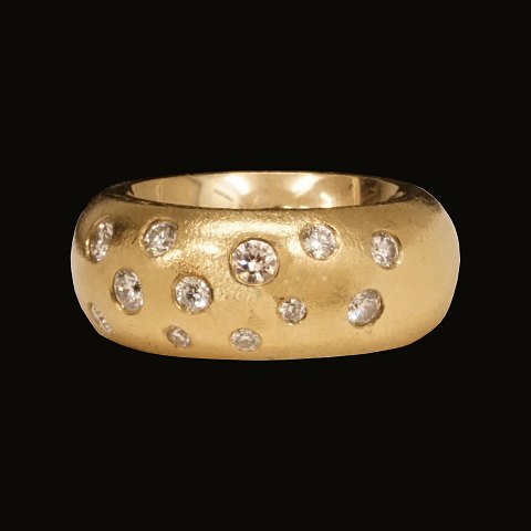 A 14kt gold ring with 12 diamonds of circa 0,65ct. 
Dauggard, Denmark, circa 2005. Ringsize 53. W: 
35,4gr