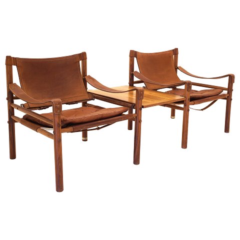 Arne Norell: Sciroccoa Safaristühle aus Palisander 
mit Tisch.
Beide Stühle mit originalen Aufklebern. Design, 
Schweden, im 1964. Guter Zustand, patiniert