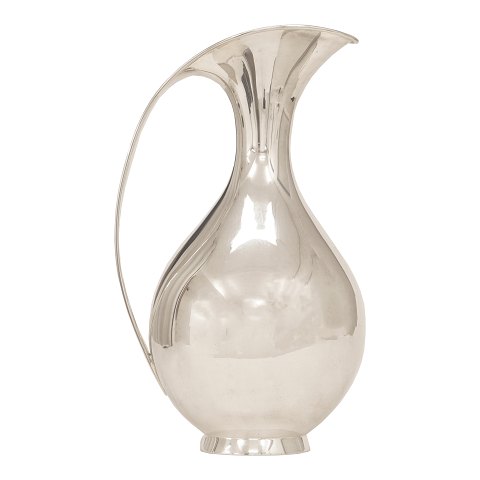 Kay Fisker silver pitcher. Kay Fisker for A. 
Michelsen, Copenhagen: Large Sterling silver 
pitcher 1,5L
Made 1974
H: 26,5cm. W: 776gr