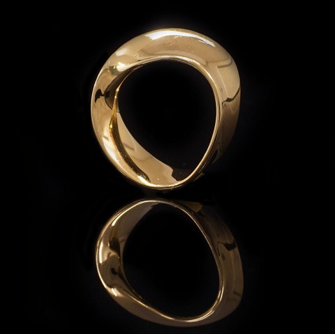 Vivianna Turun Bülow Hübe for Georg Jensen: 18kt 
gold Möbius Ring. Ringsize: 55