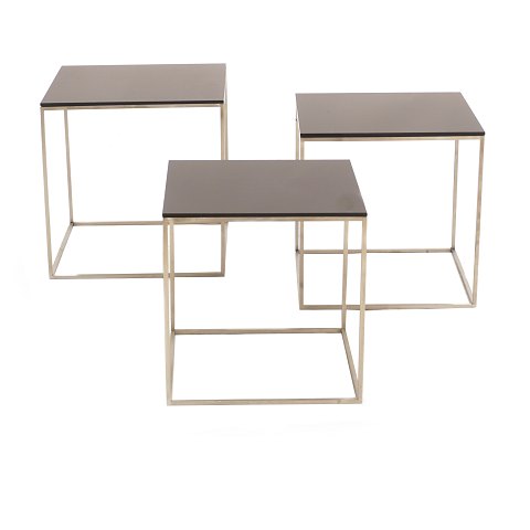 Poul Kjærholm PK set of 3 small tables. Steel with 
acrylic tops. H: 25, 27 & 28cm. Tops: 25,5x25,5, 
27x27 & 28,5x28,5cm