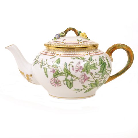 Flora Danica teapot. Royal Copenhagen Flora Danica 
porcelain teapot #142  & #143. "Convolvulus 
arvensis L". Good condition. H: 16cm. L: 29cm
