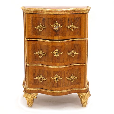 Mid 18th century gilt walnut chest of drawers. 
Copenhagen, Denmark, circa 1750. H: 84cm. W: 61cm. 
D: 46cm