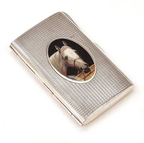 Small sterling silver box with the portrait of a 
horse. Size: 8,3x5,1x1,3cm. W: 86,8gr