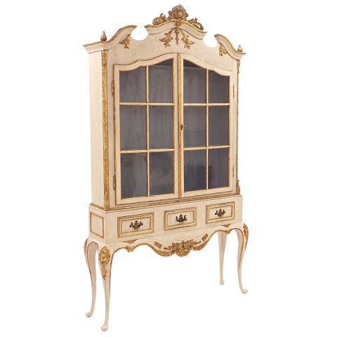 Rococo style display cabinet. Marble white 
decorated with gilt carvings. H: 15cm. W: 120cm. 
D: 32cm