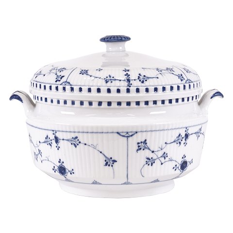 Early Royal Copenhagen blue fluted tureen. 
Manufactured before 1900. H: 22cm. D: 29cm