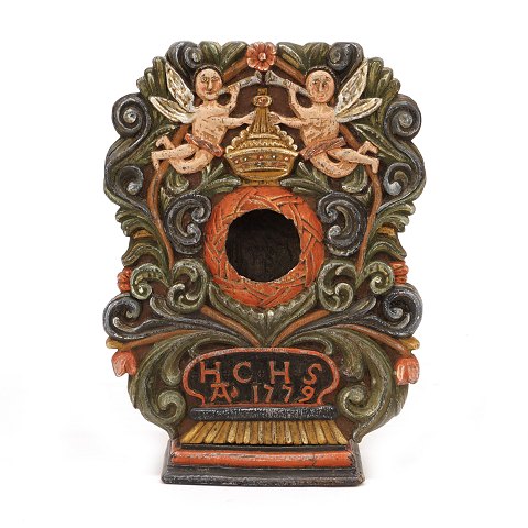 Originaldekorierter Taschenuhrhalter aus Holz. 
Reich dekoriert mit Königskrone und Engeln. 
Datiert 1779. H: 25,5cm