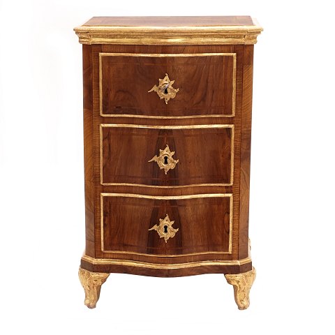 Small Danish or Northgerman Baroque chest of 
drawers. Walnut partly gilt. Denmark or 
Schleswig-Holstein circa 1750. H: 79cm. Top: 
50x41cm