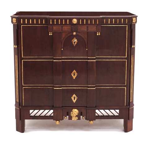 Danish Louis XVI mahogany chest of drawers by 
Lorenz Nielsen, Aabenraa, Denmark, circa 1790. H: 
85cm. Top: 57x92cm