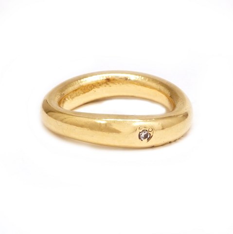 14kt gold Ole Lynggaard Love ring with a diamond. 
Ringsize: 52